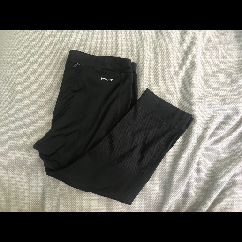 black capri Nike leggings